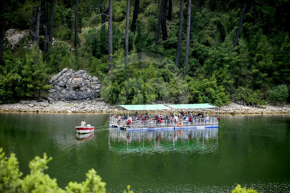 Yüzer platformla göl seyri, turistlerin gözdesi