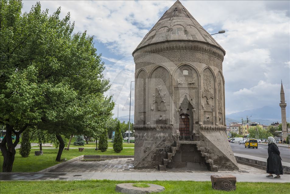 Bin yıllık "Türk çadırı" kümbetler
