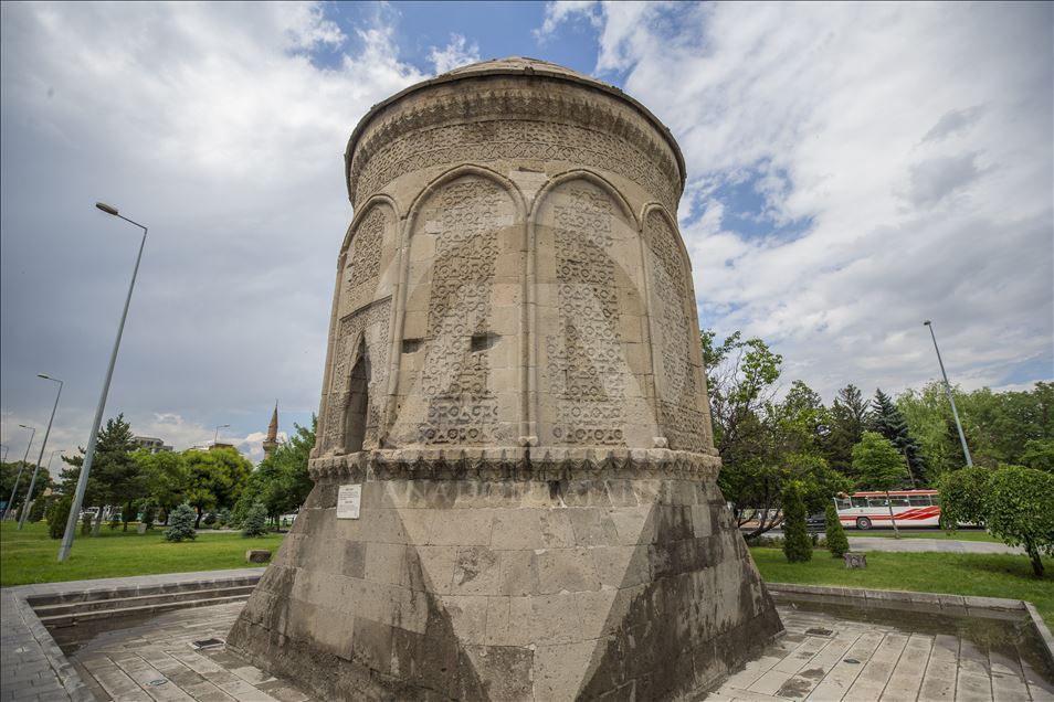 Bin yıllık "Türk çadırı" kümbetler