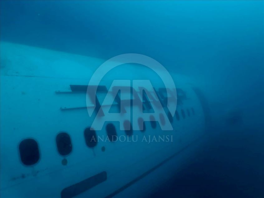 Denize batırılan yolcu uçağına dalış yapıldı
