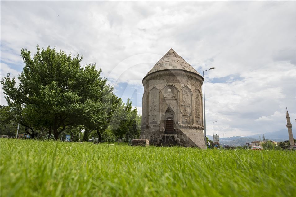 Bin yıllık "Türk çadırı" kümbetler