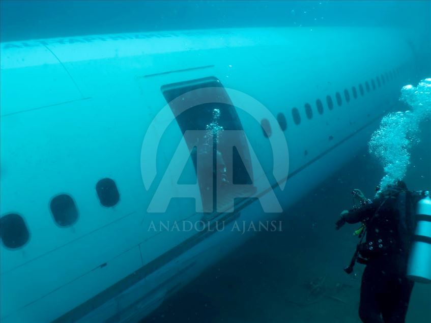 Denize batırılan yolcu uçağına dalış yapıldı
