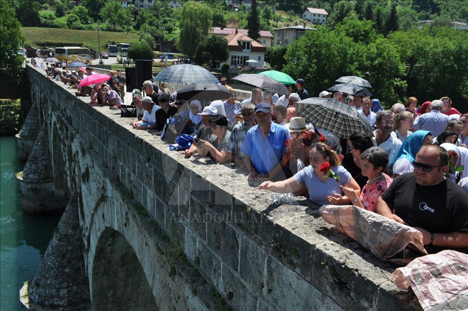 Qurbaniyên ku di şerê Bosnayê da zindî hatin şewitandin hatin bibîranîn
