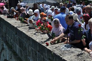 Qurbaniyên ku di şerê Bosnayê da zindî hatin şewitandin hatin bibîranîn