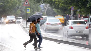 Ankara'da yağmur kısa süreli etkisini gösterdi