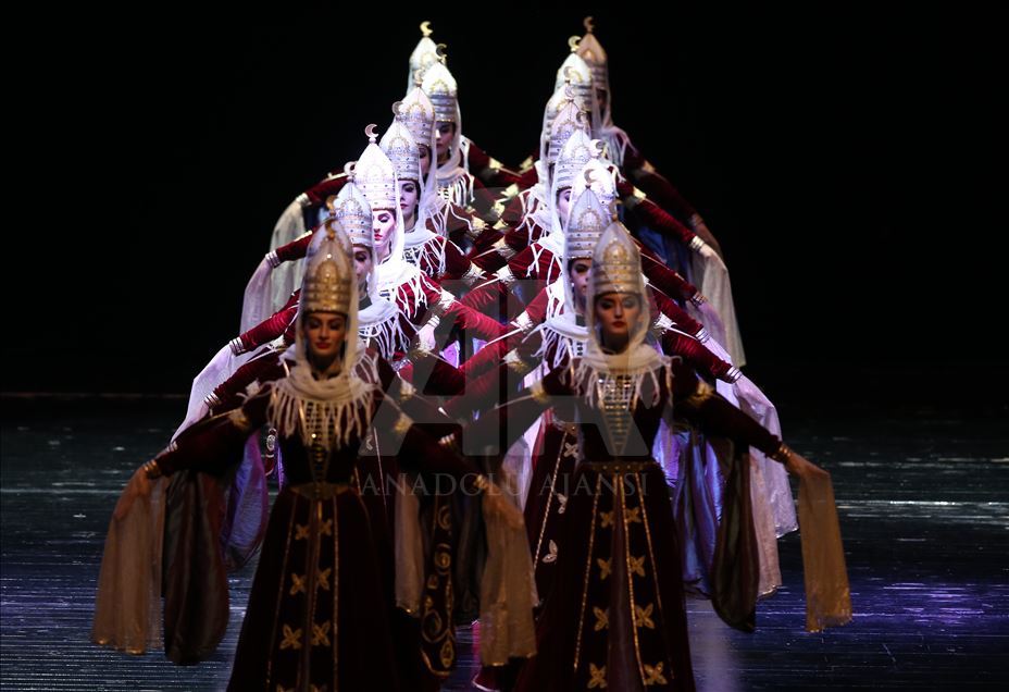 Presentación de bailes tradicionales en Bursa, Turquía