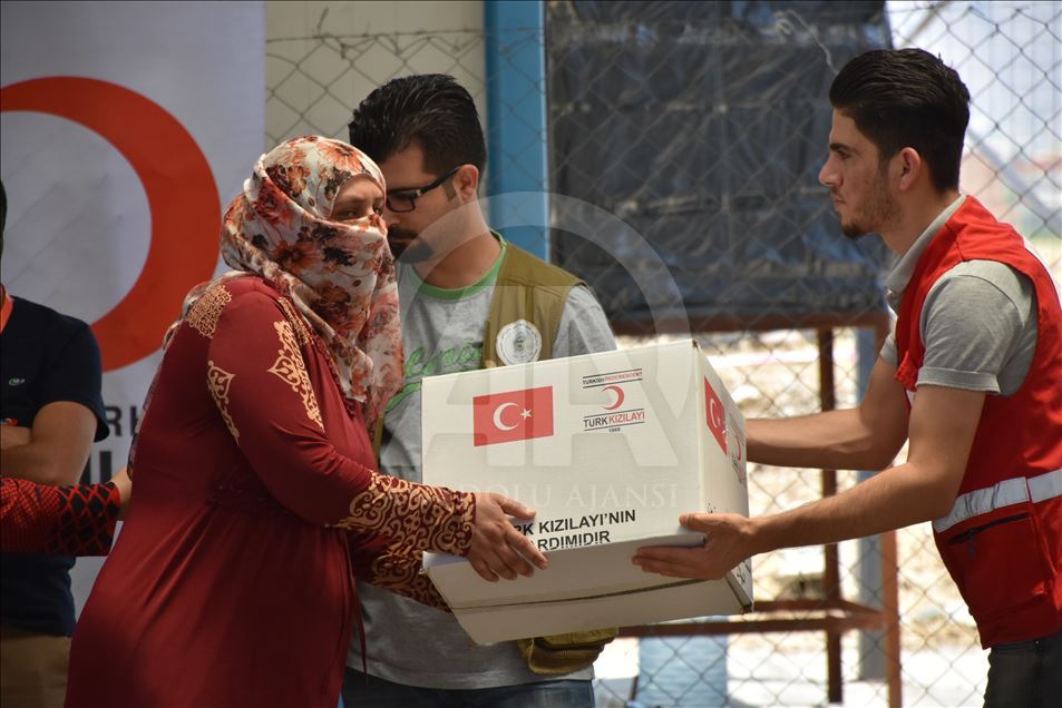 Türk Kızılayı tarafından Irak'taki Suriyeli sığınmacı ailelere giyim yardımı