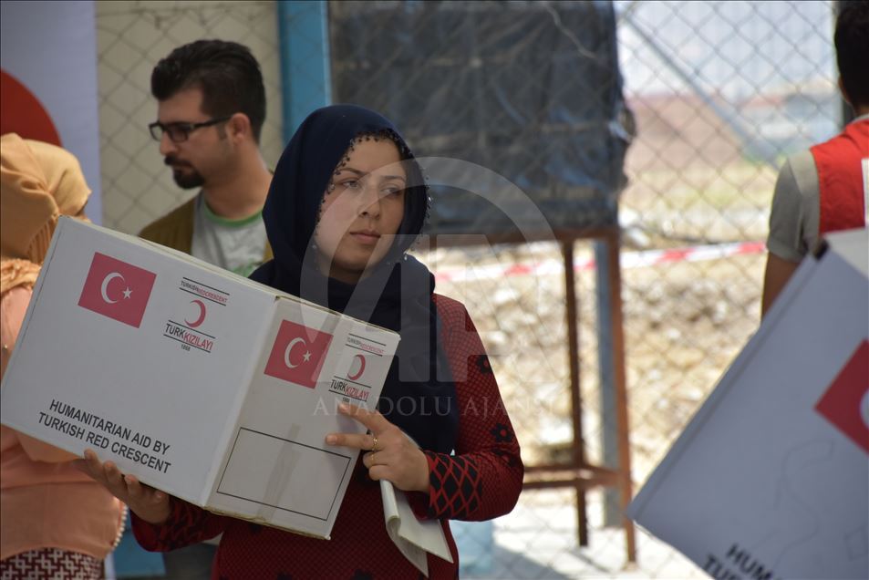 Türk Kızılayı tarafından Irak'taki Suriyeli sığınmacı ailelere giyim yardımı