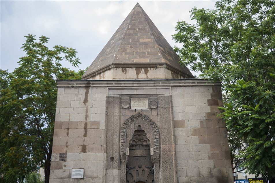الأضرحة القبابية تعكس فن الخيام التركية الحجرية 
