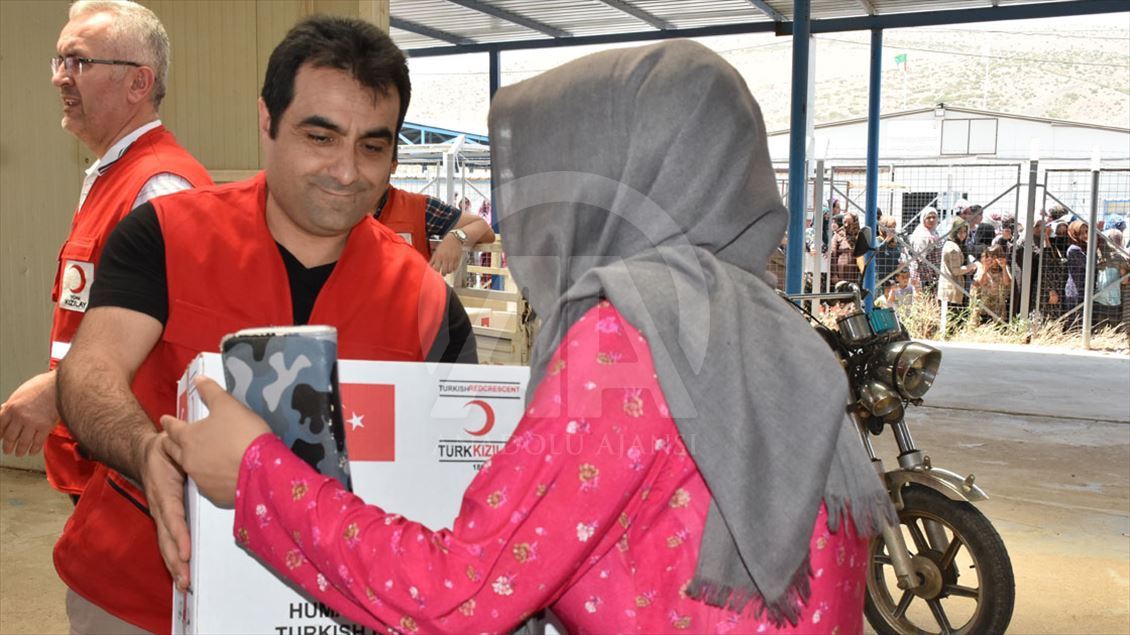 Türk Kızılayı tarafından Irak'taki Suriyeli sığınmacı ailelere giyim yardımı
