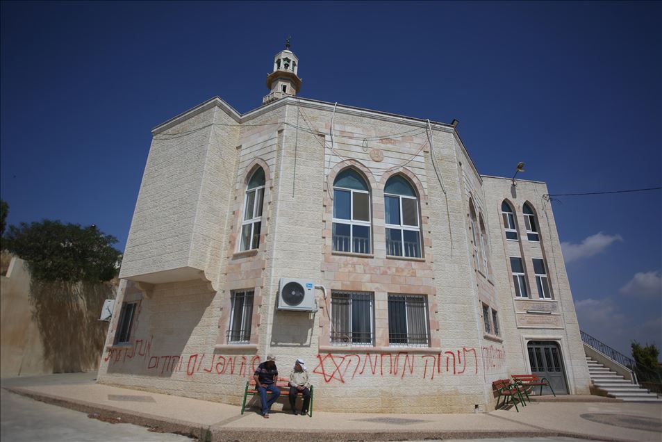 مستوطنون يخطون شعارات عنصرية على جدران مسجد قرب رام الله 
