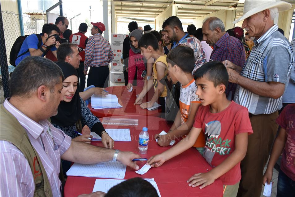 Türk Kızılayı tarafından Irak'taki Suriyeli sığınmacı ailelere giyim yardımı
