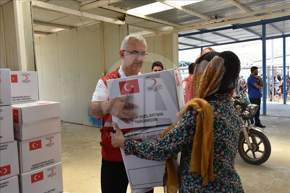 Türk Kızılayı tarafından Irak'taki Suriyeli sığınmacı ailelere giyim yardımı