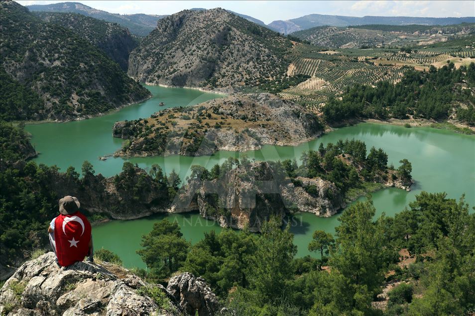 Üç ilin sınırındaki kanyon ziyaretçilerini büyülüyor