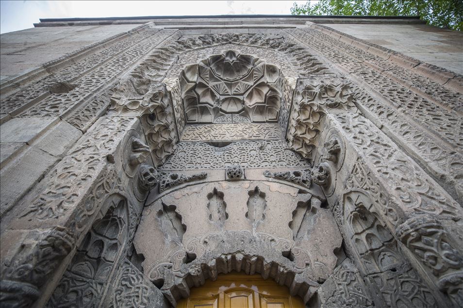 الأضرحة القبابية تعكس فن الخيام التركية الحجرية 
