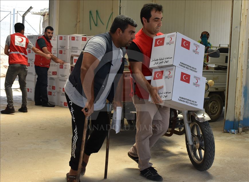 Türk Kızılayı tarafından Irak'taki Suriyeli sığınmacı ailelere giyim yardımı