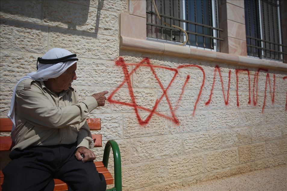 مستوطنون يخطون شعارات عنصرية على جدران مسجد قرب رام الله 

