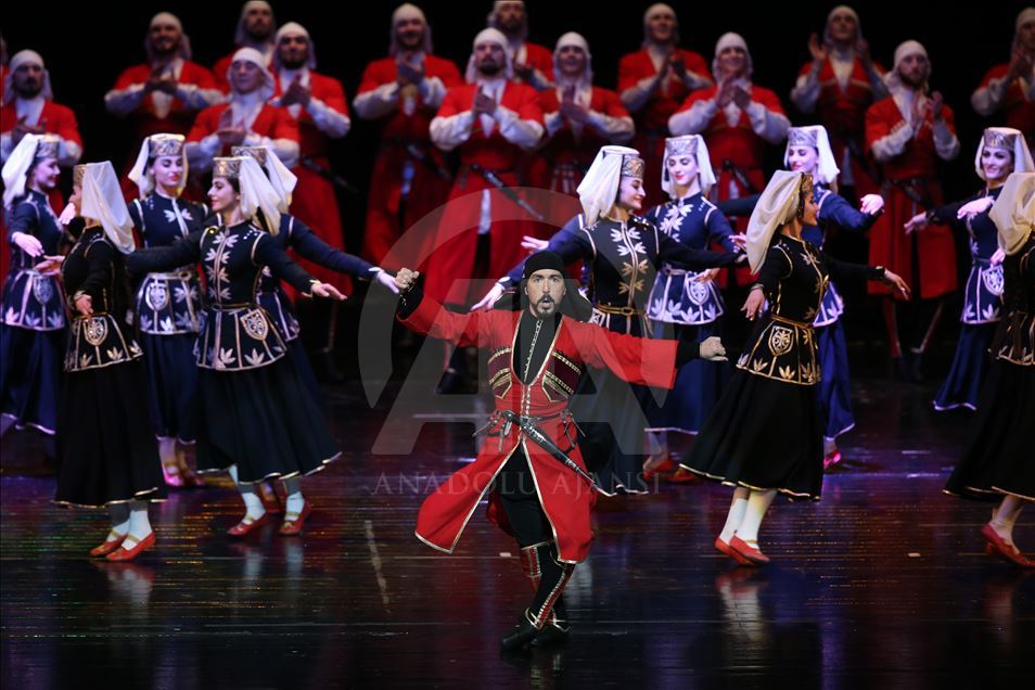Presentación de bailes tradicionales en Bursa, Turquía