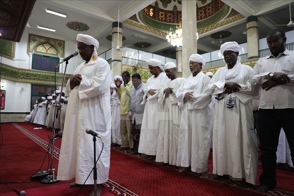 السودان.. الآلاف يؤدون صلاة الغائب على مرسي