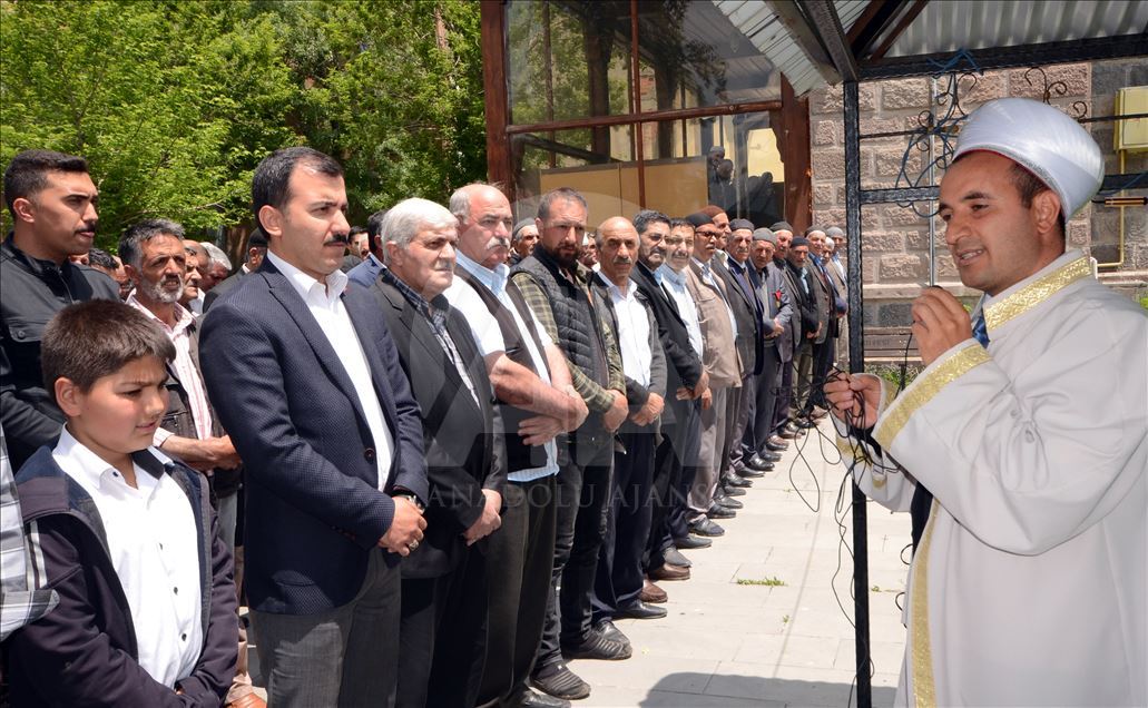 Doğu Anadolu'da Mursi için gıyabında cenaze namazı
