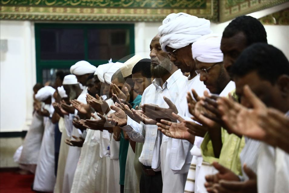 السودان.. الآلاف يؤدون صلاة الغائب على مرسي