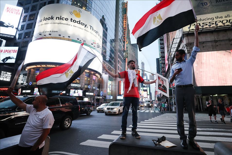 Demonstranti u New Yorku osudili vojnu vlast u Egiptu i molili se za preminulog Morsija