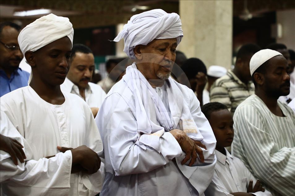 السودان.. الآلاف يؤدون صلاة الغائب على مرسي