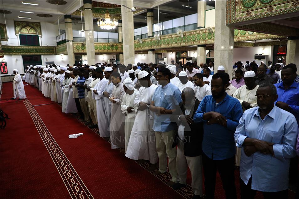 السودان.. الآلاف يؤدون صلاة الغائب على مرسي