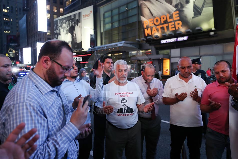 Demonstranti u New Yorku osudili vojnu vlast u Egiptu i molili se za preminulog Morsija