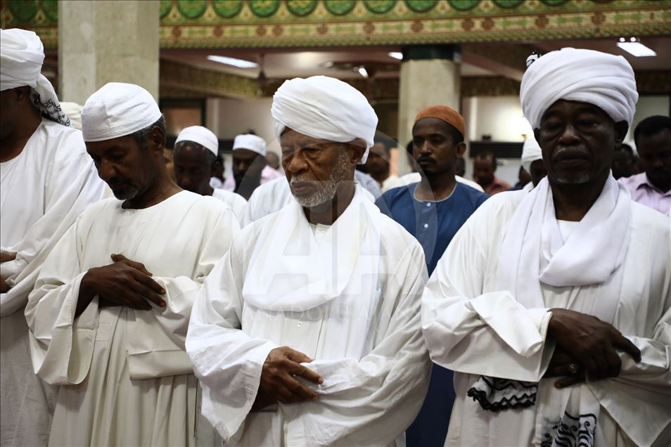 السودان.. الآلاف يؤدون صلاة الغائب على مرسي