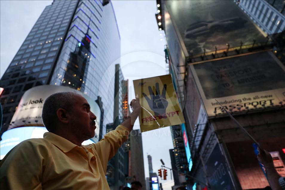 Demonstranti u New Yorku osudili vojnu vlast u Egiptu i molili se za preminulog Morsija