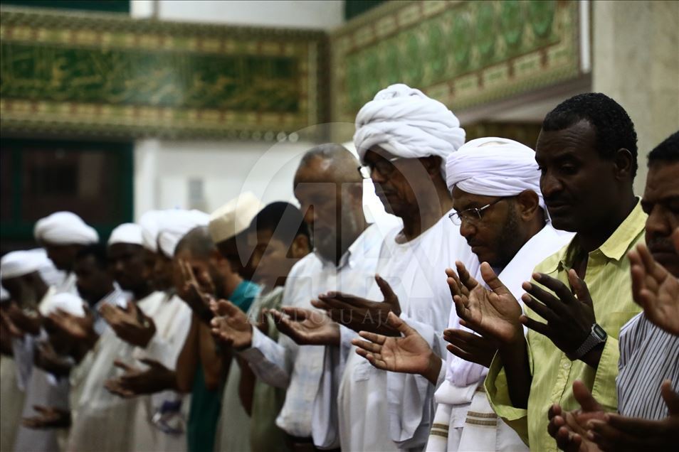 السودان.. الآلاف يؤدون صلاة الغائب على مرسي