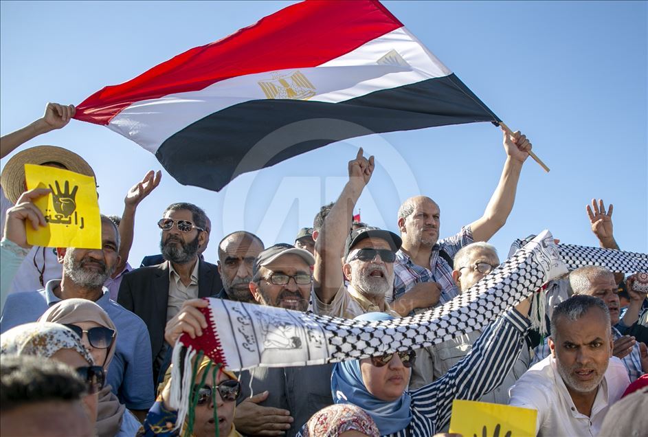 في الشارع.. مئات التونسيين يؤدون صلاة الغائب على مرسي