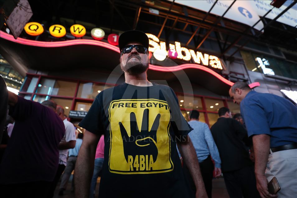 Demonstranti u New Yorku osudili vojnu vlast u Egiptu i molili se za preminulog Morsija