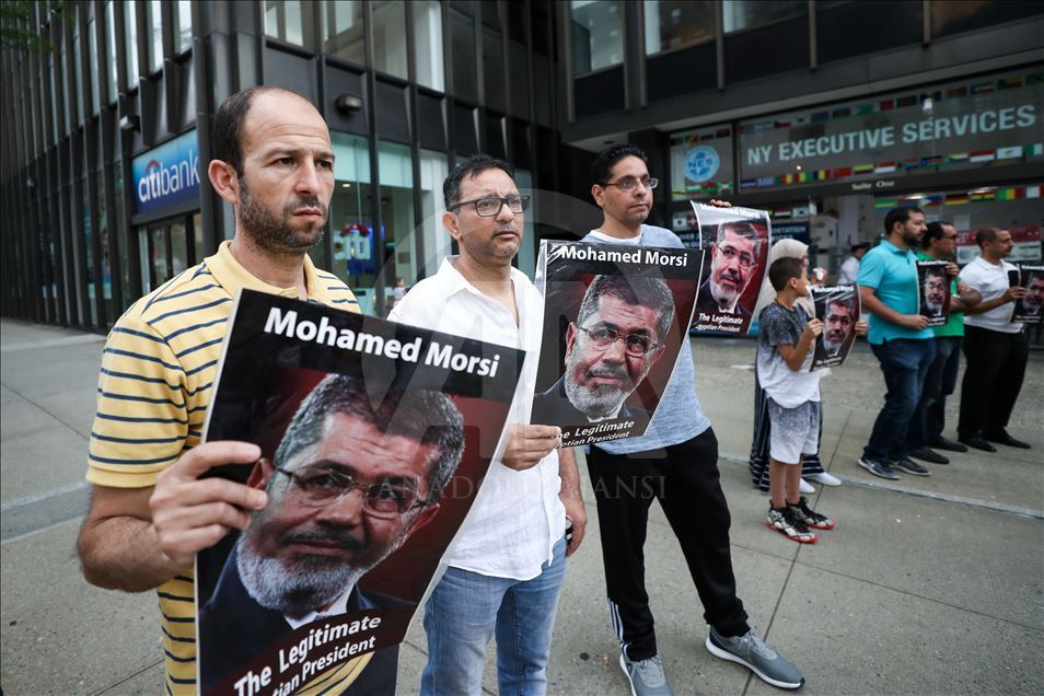 Demonstranti u New Yorku osudili vojnu vlast u Egiptu i molili se za preminulog Morsija