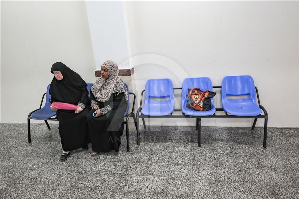 عائلات بغزة تعيش داخل مركز صحي تابع لـ"أونروا"