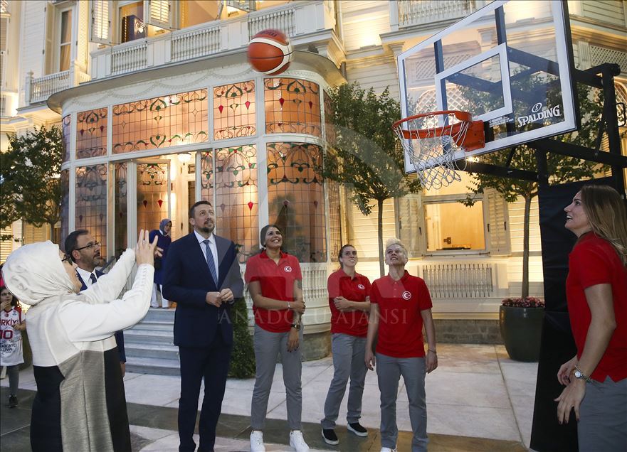 دیدار امینه اردوغان با تیم ملی بسکتبال زنان ترکیه