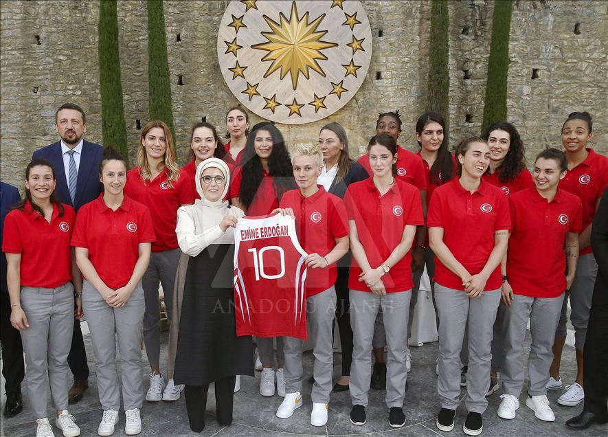 دیدار امینه اردوغان با تیم ملی بسکتبال زنان ترکیه