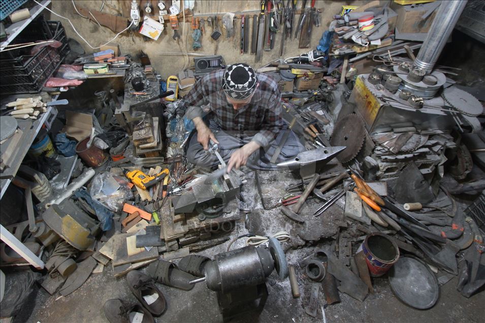 عراقي يناضل لحماية السكاكين اليدوية من "الذبح"
