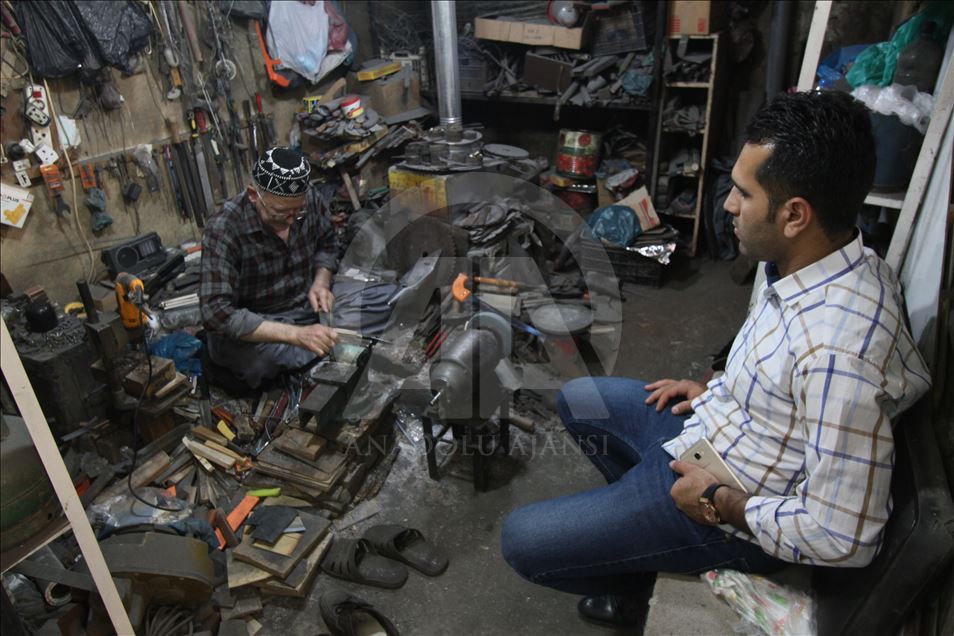 عراقي يناضل لحماية السكاكين اليدوية من "الذبح"
