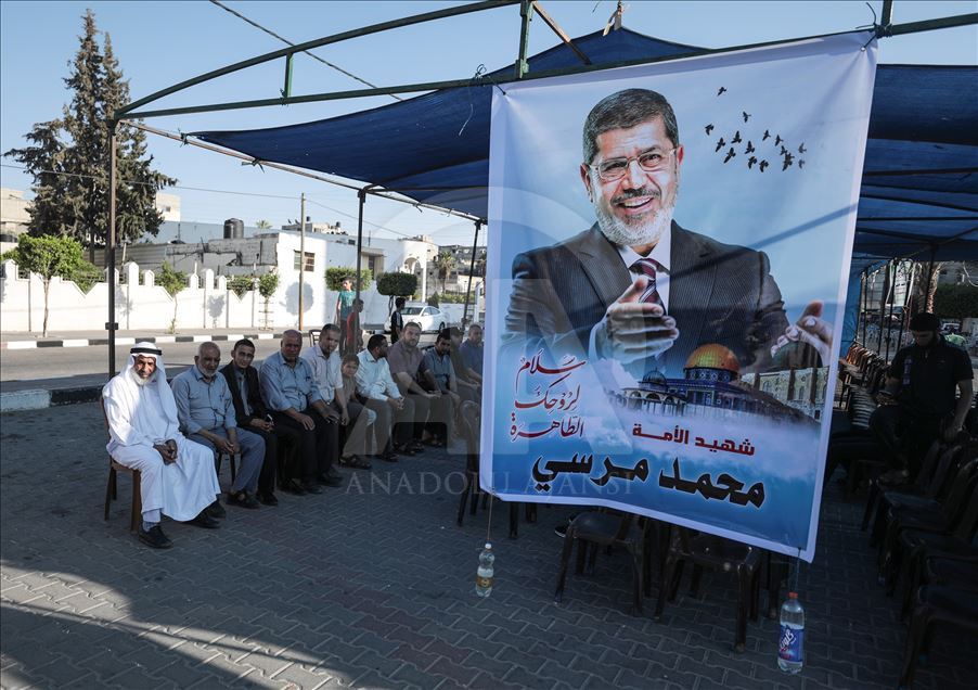 فلسطينيون في غزة يقيمون بيت عزاء لـ "مرسي"

