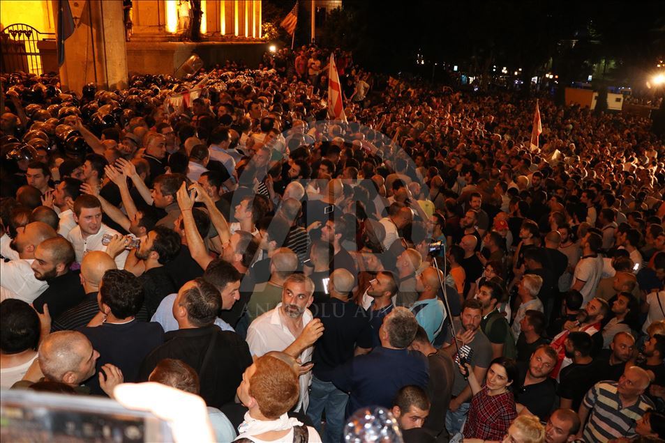 Gürcistan'da protestocular parlamentoyu kuşattı