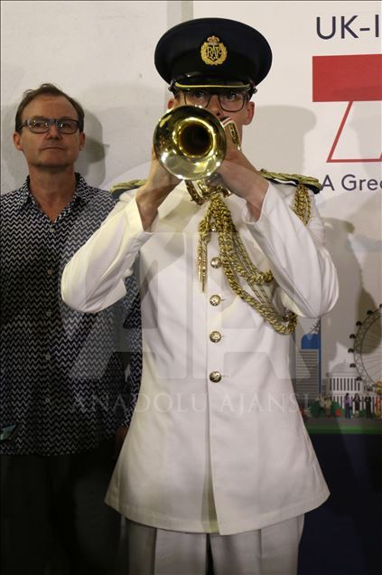 Musisi militer Inggris bermain musik di stasiun MRT Jakarta