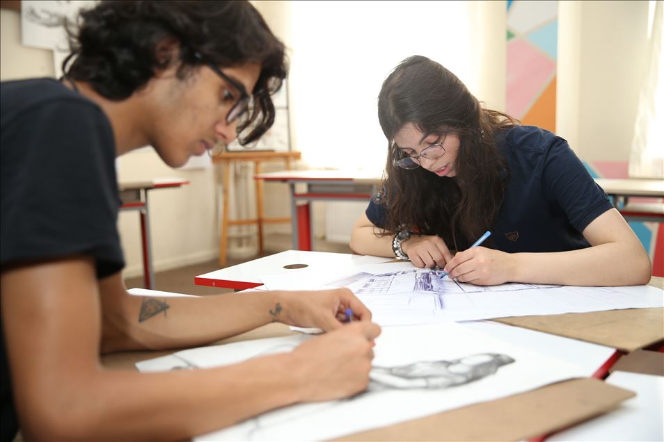 تركيا.. لوحة طالبة عراقية تفوز بالمركز الأول في مسابقة للرسم