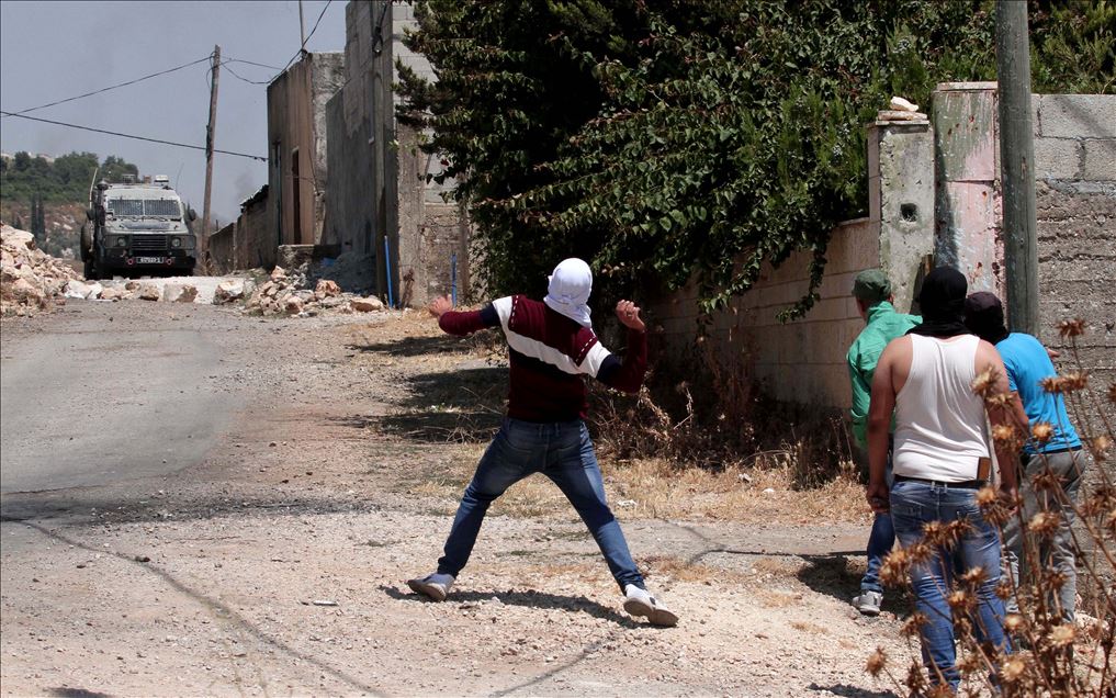 إصابة فلسطينيين بالاختناق خلال تفريق الجيش الإسرائيلي مسيرة بالضفة