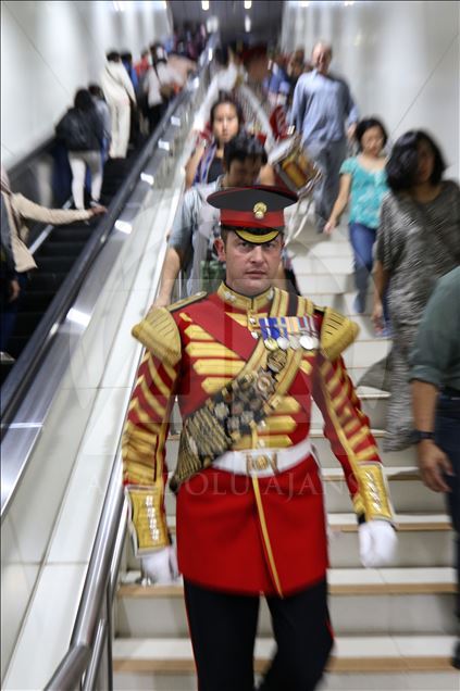 Musisi militer Inggris bermain musik di stasiun MRT Jakarta