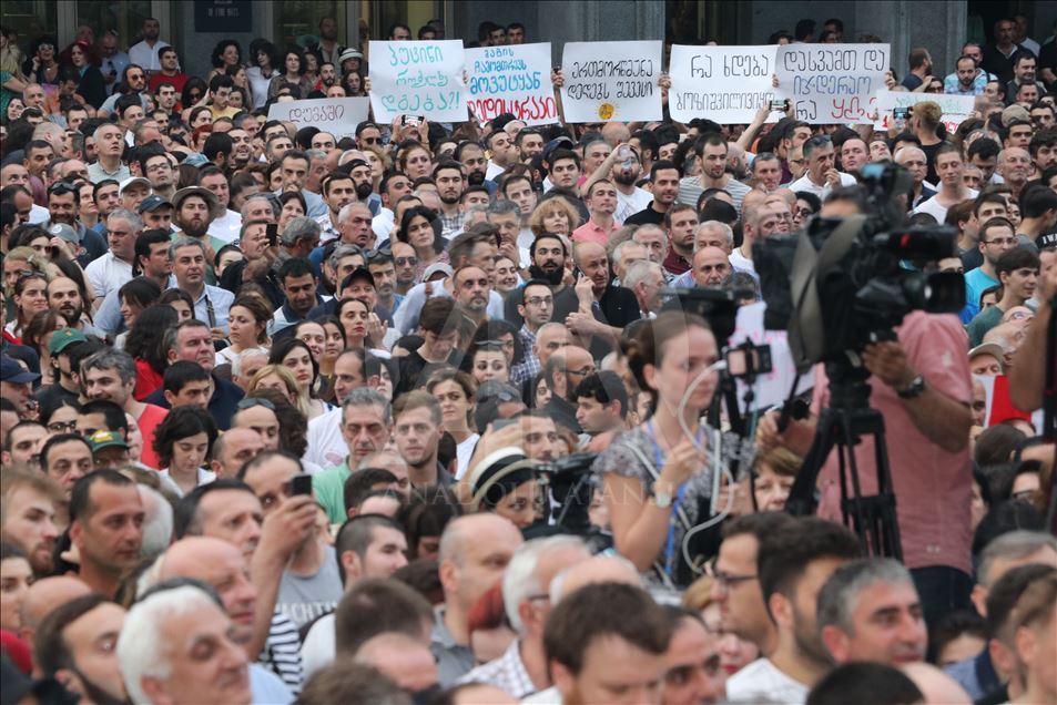 Gürcistan'da Rus heyetine protesto