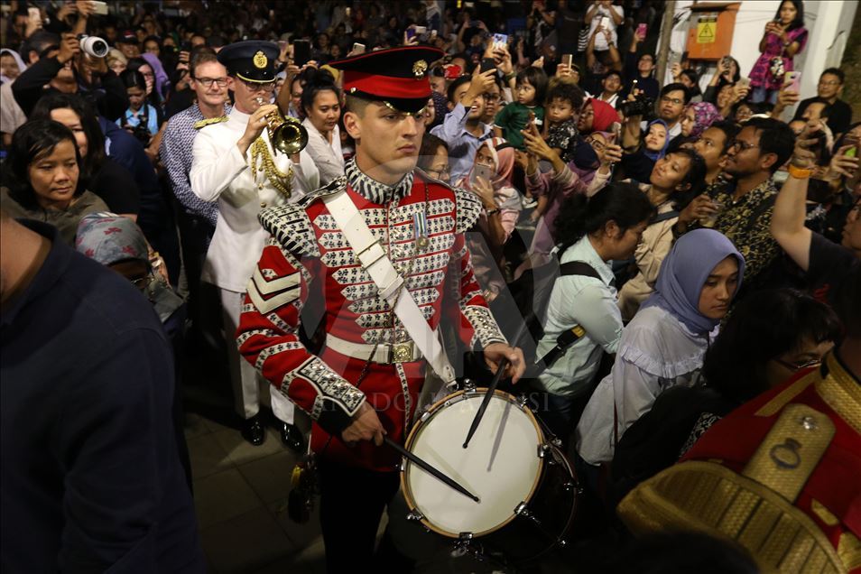 Musisi militer Inggris bermain musik di stasiun MRT Jakarta