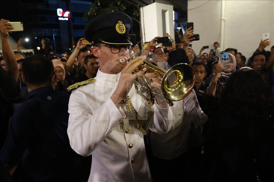 Musisi militer Inggris bermain musik di stasiun MRT Jakarta