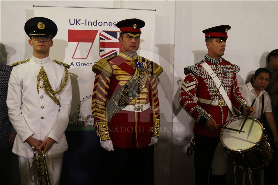 Musisi militer Inggris bermain musik di stasiun MRT Jakarta